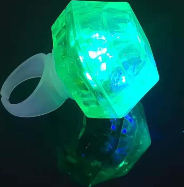 Kristal Tasarımlı Led Glow Işıklı 3 Modlu Yeşil Yüzük 3.5 x 5 cm - Image 1