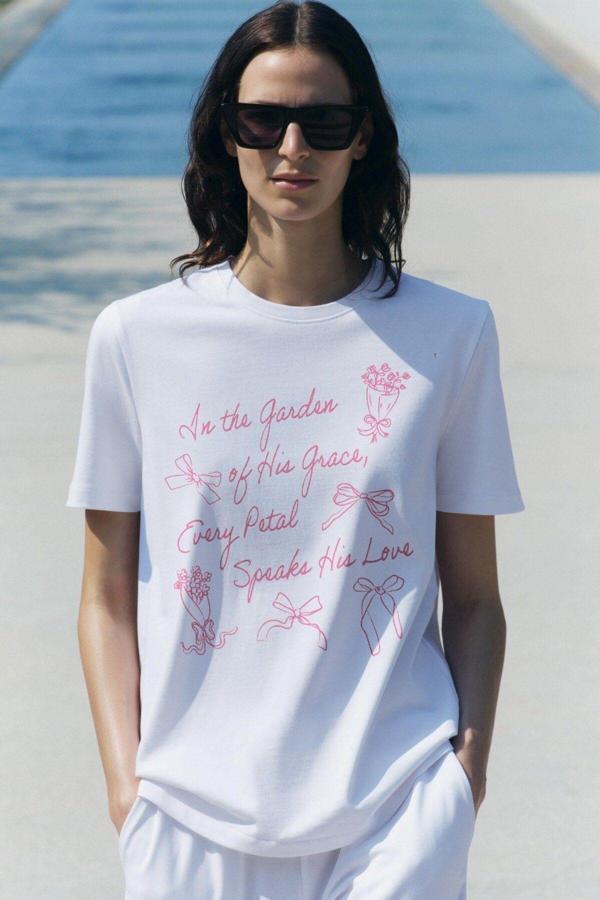The Champ Clothing In The Garden Yazılı Fiyonk Baskılı Beyaz Kadın T-Shirt - Image 1
