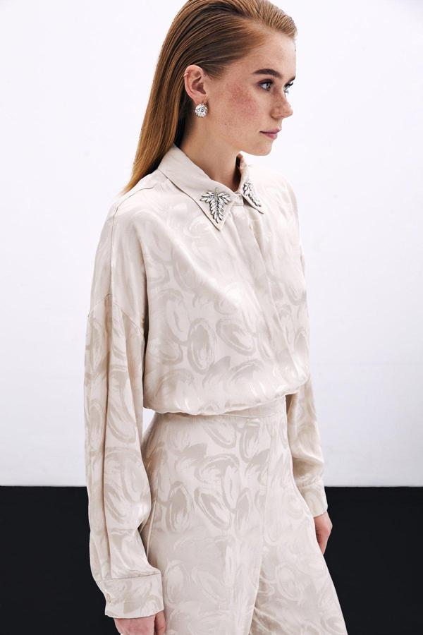 Yaka Aksesuarlı Desenli Gömlek - Bej - Image 1