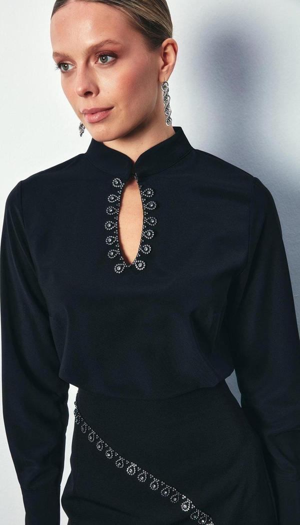 Yaka Damla Detaylı Bluz - Siyah - Image 1