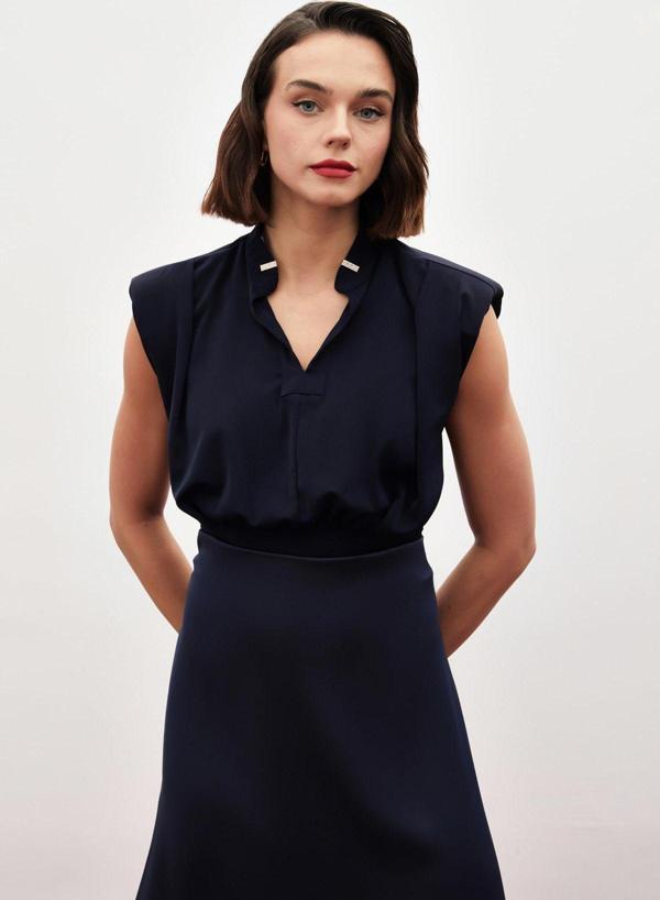 Yaka Aksesuarlı Kolsuz Bluz - Lacivert - Image 1