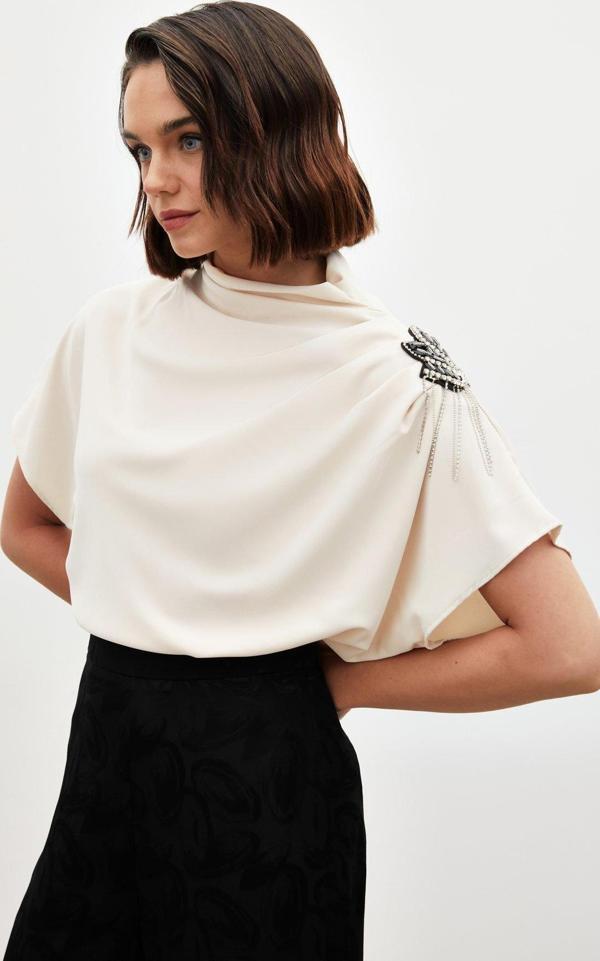 Tek Omuz Aksesuarlı Salaş Bluz - Bej - Image 1