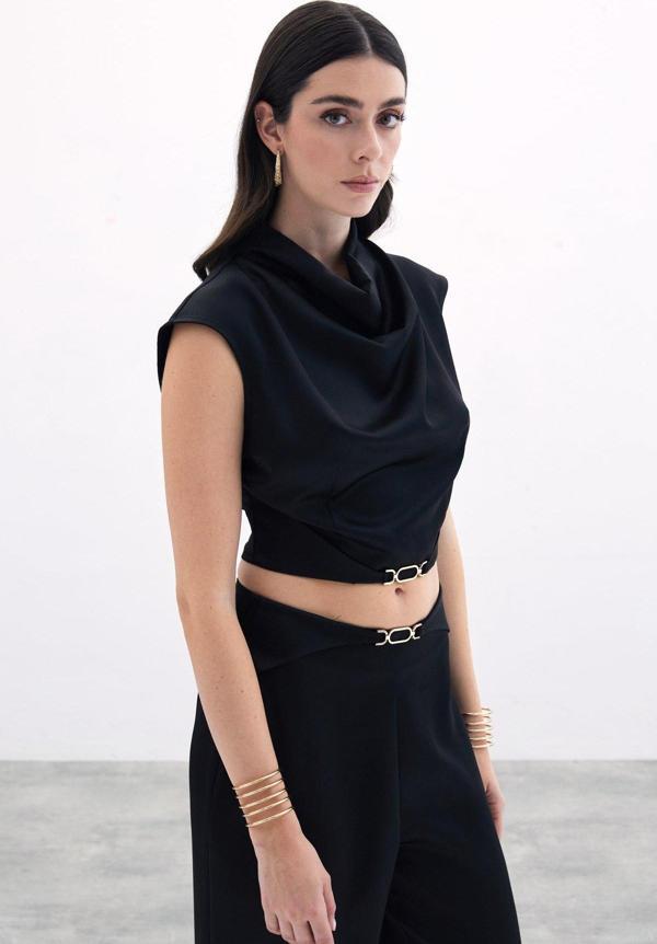 Toka Detaylı Degaje Bluz - Siyah - Image 1