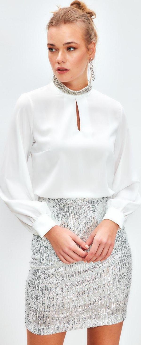 Yaka Aksesuarlı Bluz - Ekru - Image 1