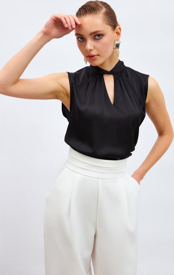 Yaka Detaylı Saten Bluz - Siyah - Image 1