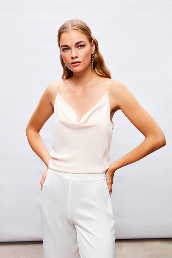 Degaje Yaka Zincir Askılı Bluz - Bej - Image 1