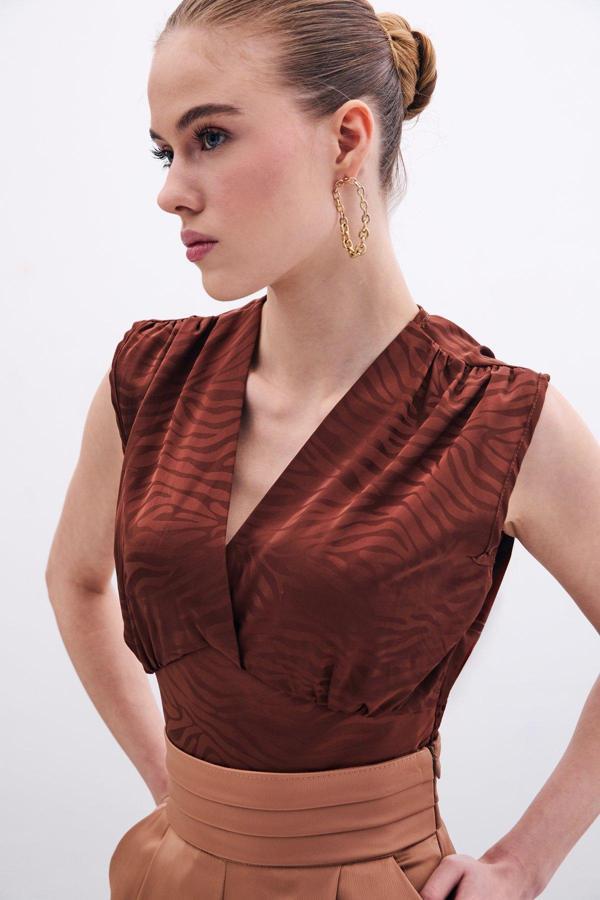 Kruvaze Desenli Saten Bluz - Kahve - Image 1