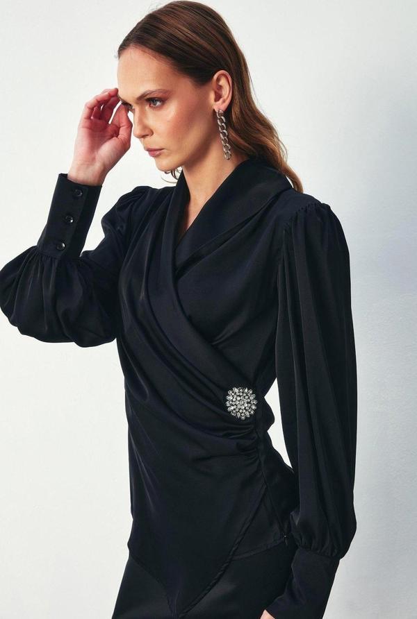 Broşlu Kruvaze Bluz - Siyah - Image 1