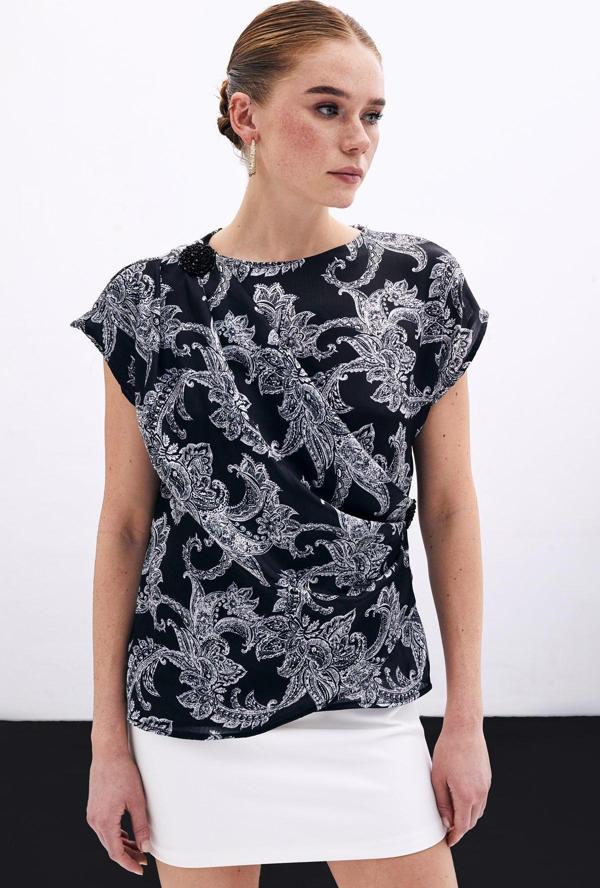 Aksesuar Detaylı Bluz - Siyah - Image 1