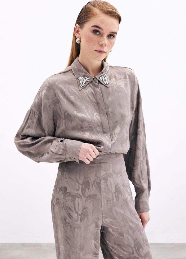 Yaka Aksesuarlı Desenli Gömlek - Vizon - Image 1