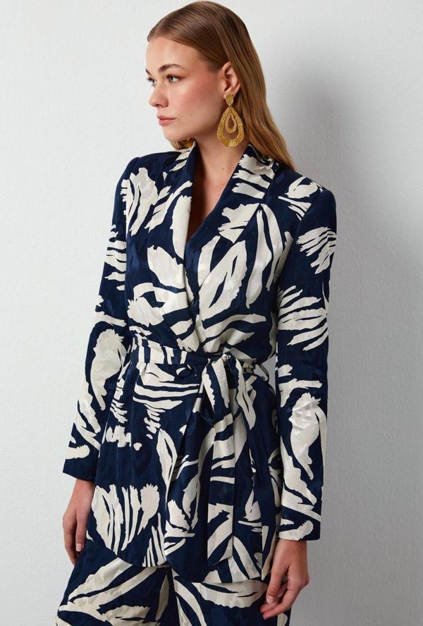 Kuşaklı Çiçek Desenli Saten Ceket - Lacivert - Image 1