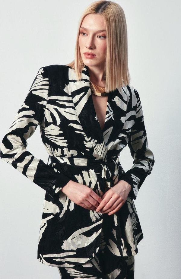 Kuşaklı Çiçek Desenli Saten Ceket - Siyah - Image 1