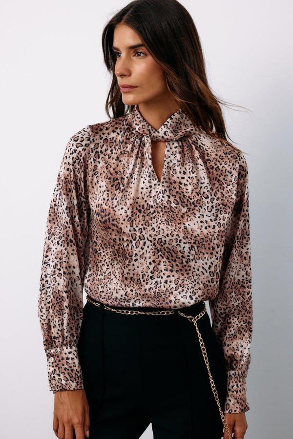 Detaylı Yaka Leopar Desenli Bluz - Bej - Image 1