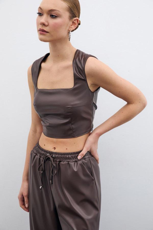 Kare Yaka Deri Crop Bluz - Koyu Kahve - Image 1