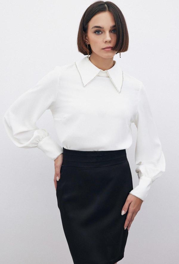 Yakası Parlak Taşlı Bluz - Ekru - Image 1