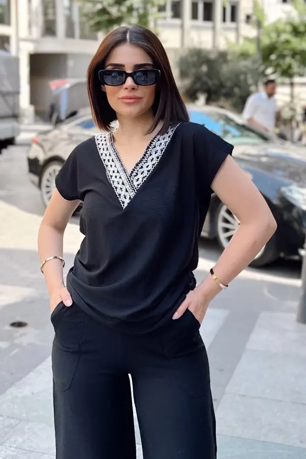 V Yaka Kısa Kol Garnili Bluz - Image 1