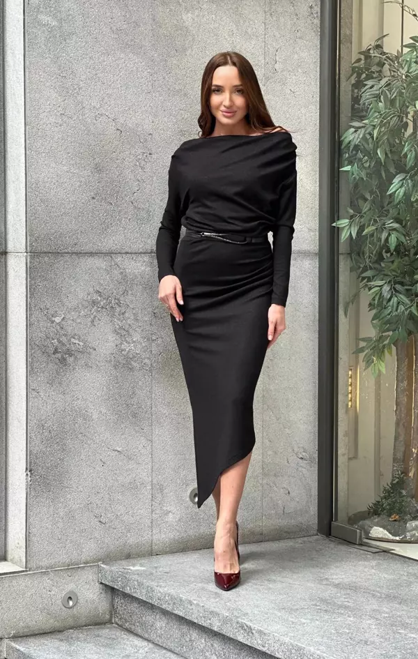 Trend Kadın Bu göz Alıcı Siyah Elbise, Modern Ve Zarif Tasarımı İle Fark Yaratıyor. - Image 1