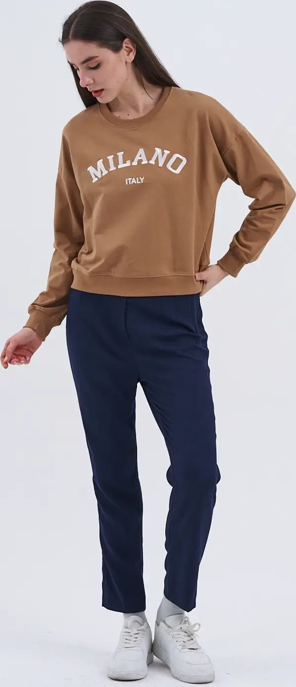 Trend Kadın Hem şehirli hem de rahat stilin mükemmel buluşması olan bu sweatshirt - Image 1