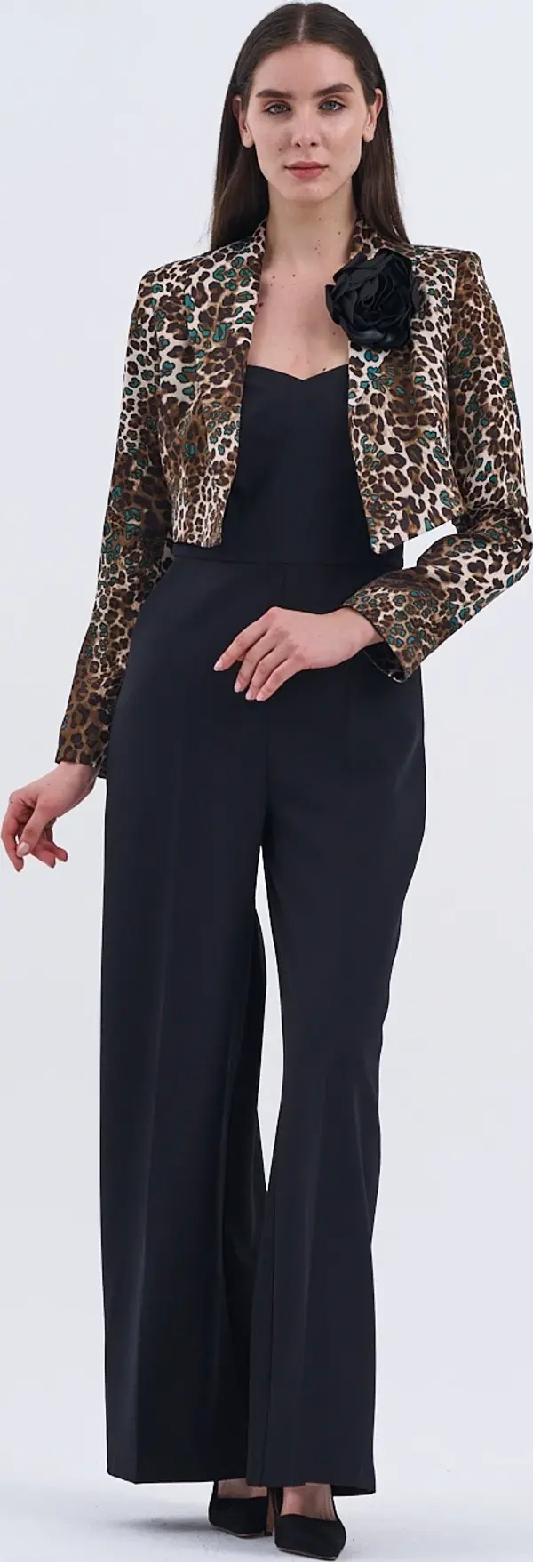 Trend Kadın Leopar Desenli Ceket Ve Siyah Tulum Kombinasyonu - Image 1
