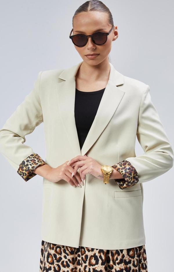 Kadın Kruvaze Yaka Kolu Katlama Detaylı Regular Vatkalı Blazer Ceket - Image 1