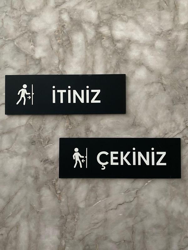 Yönline Siyah Mat Minimal Seri İtiniz-Çekiniz Kapı Uyarı Levhası - Image 1