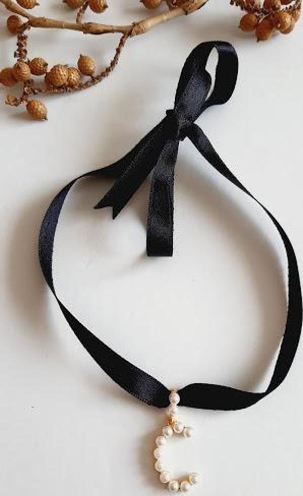 C HARF TARZ İNCİLİ KURDELA CHOKER KOLYE - Image 1