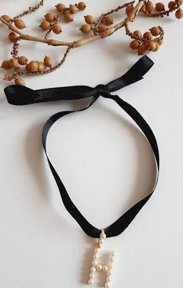 H HARF TARZ İNCİLİ KURDELA CHOKER KOLYE - Image 1