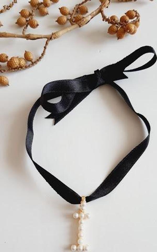 I-İ HARF TARZ İNCİLİ KURDELA CHOKER KOLYE - Image 1