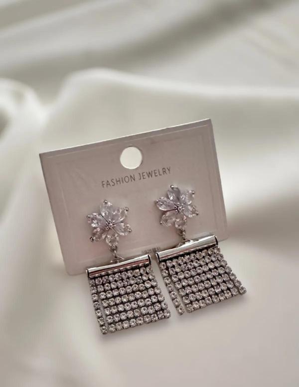 ÇİÇEK TAŞLI SAÇAKLI LÜKS KÜPE 4 CM. - Image 1