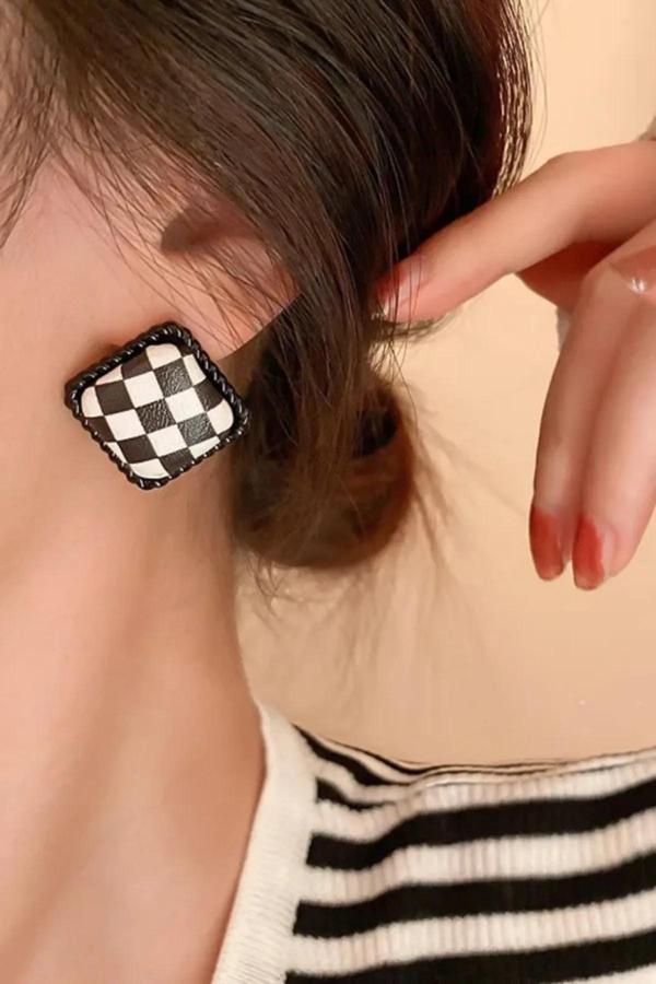 DAMALI DERİ TASARIM KÜPE 2 CM. - Image 1