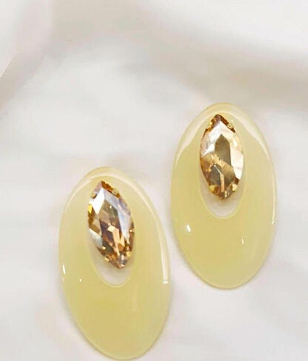 MODERN AKRİLİK TAŞLI OVAL KÜPE  - Image 1