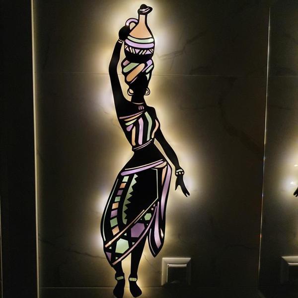 Veraart Epoksili Ahşap Testili Etekli Afirikalı Kadın Figürlü Tablo Duvar Dekorlu Gece Lambası 80 cm - Image 1