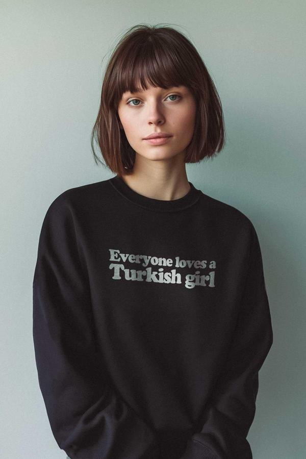 Siyah Sweatshirt Everyone Loves A Turkish Girl Kadın Baskılı Sweat - Image 1