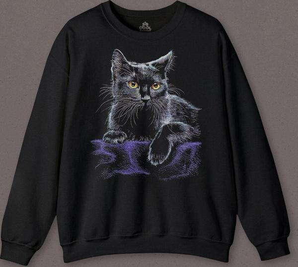 Mor Battaniye Üstünde Uzanan Sevimli Kedi Black Cat Baskılı Sweatshirt - Image 1
