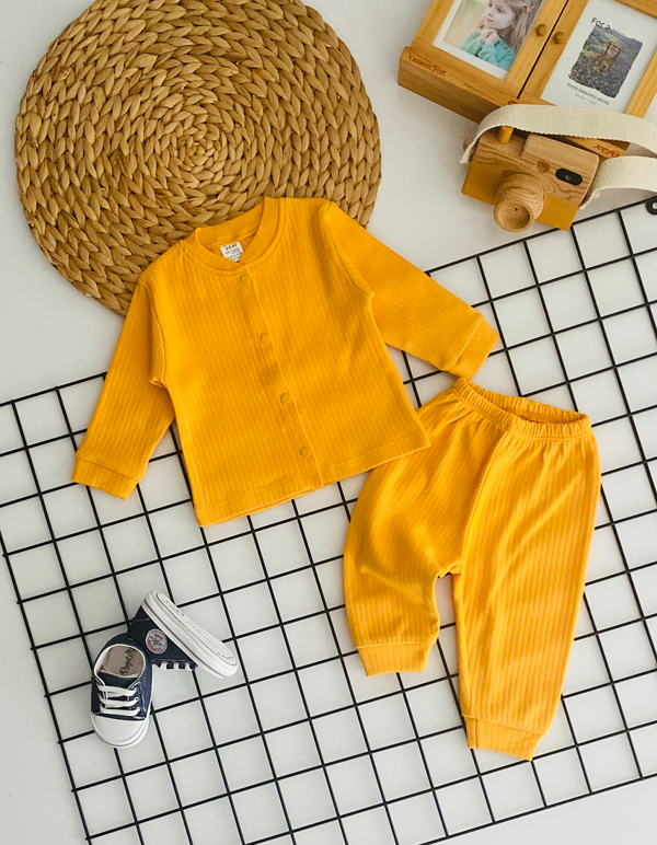 Neşeli Bebekler Çizgili Kumaş Önden Çıtçıtlı Pijama Takımı Sarı - Image 1
