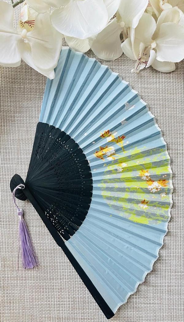 Şık Japon Kiraz Çiçekli Desenli Bambu Kumaş Yelpaze - Image 1