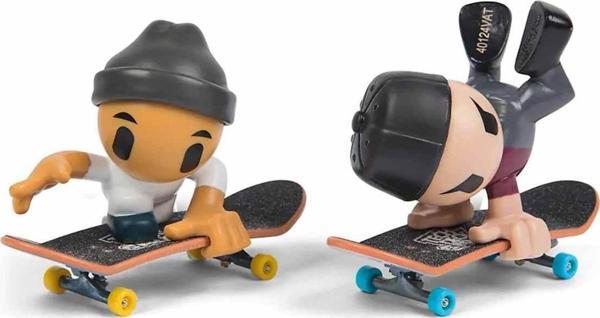 Tech Deck SK8 Crew Figürlü Parmak Kaykayı 2’li Paket - Siyah Şapkalı ve Gri Şapkalı - Image 1