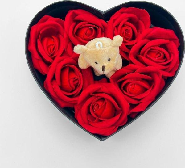 Flurose Sevgi Dolu Kalpli Hediye Kutusu ; 7 Adet Kırmızı Kadife Gül Ve 1 Adet 8 Cm'Lik Sevimli Ayı - Image 1