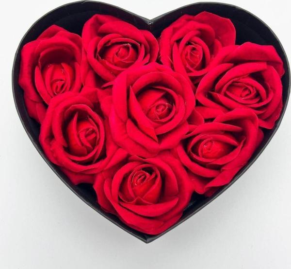 Flurose Sevgi Dolu Kalpli Hediye Kutusu ; 8 Adet Kırmızı Kadife Gül - Image 1