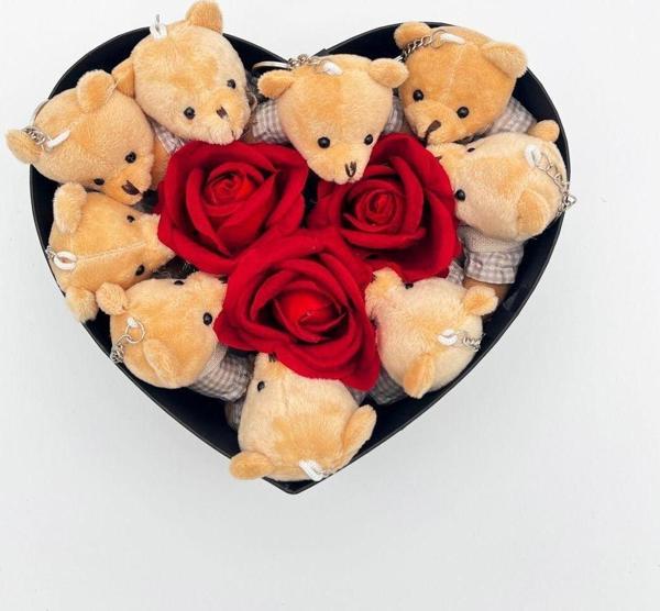 Flurose Sevgi Dolu Kalpli Hediye Kutusu ; 9 Adet 12 Cm'Lik Kıyafetli Ayıcık Ve 3 Adet Kırmızı Kadife Gül - Image 1