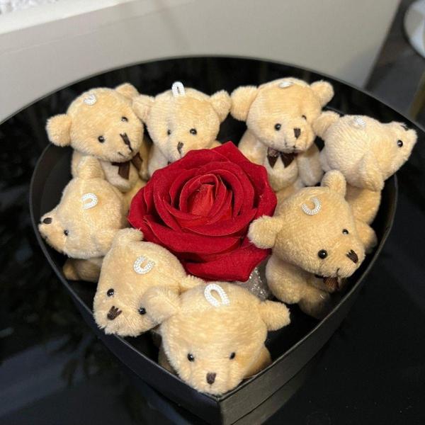 Flurose Sevgi Dolu Kalpli Hediye Kutu: 8 Adet Sevimli Ayıcıklı Ve Solmayan Kırmızı Kadife Gül - Image 1