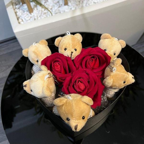 Flurose Sevgi Dolu Kalpli Hediye Kutu: 6 Adet Kıyafetli Sevimli Ayıcıklı Ve 3 Solmayan Kırmızı Kadife Gül - Image 1