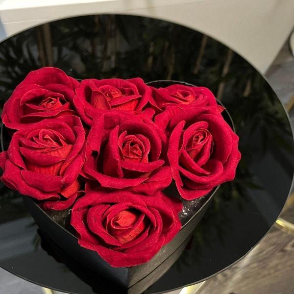 Flurose Sevgi Dolu Kalpli Hediye Kutu: 7 Adet Solmayan Kırmızı Kadife Gül - Image 1