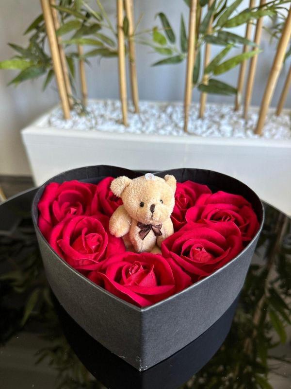 Flurose 7 Adet Solmayan Kadife Kırmızı Gül Ve Ayıcıklı Kurdeleli Kalplı Kutu - Image 1