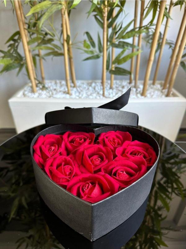 Flurose 8 Adet Solmayan Kırmızı Kadife Gül Kurdeleli Kalpli Kutu - Image 1
