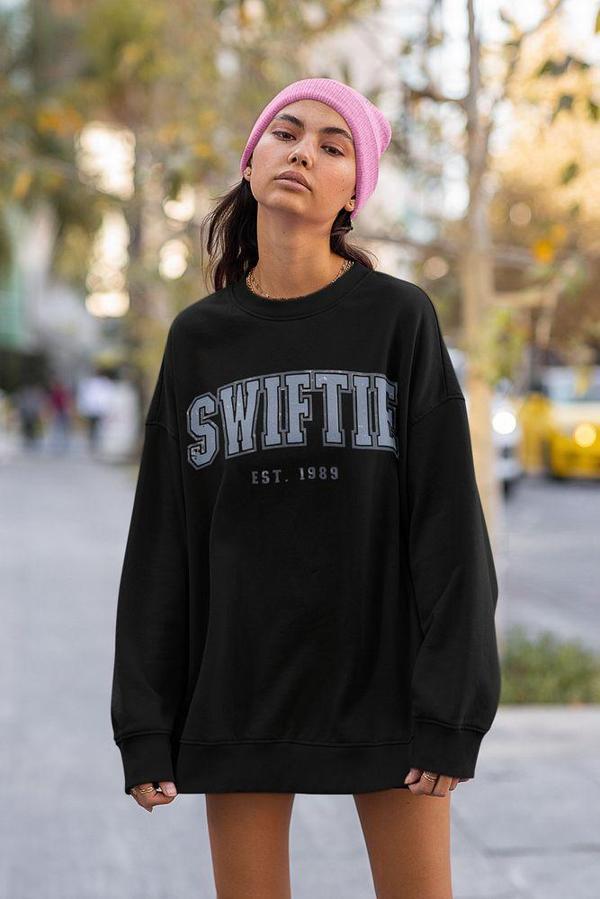 Swiftie 1989 Est. Yazılı Unisex Oversize Taylor Swift Sweatshirt - Image 1
