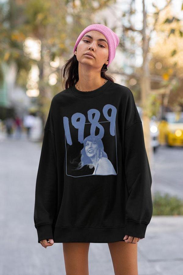 1989 Yazılı Unisex Oversize Taylor Swift Sweatshirt - Image 1