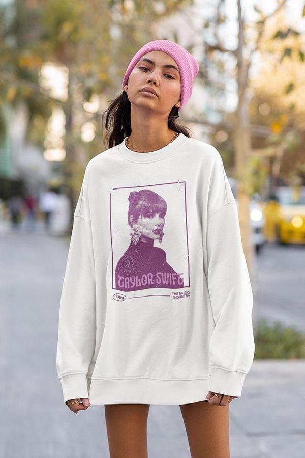 1989 Taylor Swift Şarkıcı Baskılı Unisex Oversize Sweatshirt - Image 1