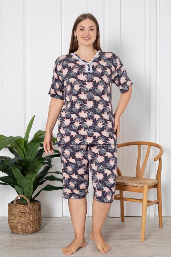X-Dreamy Büyük Beden Viskon Çiçekli Düğmeli Yaka Kapri Pijama Takımı - Image 1