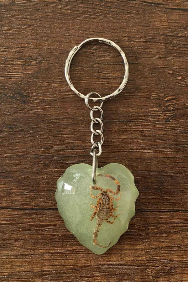 Yeşil Renk Akrep Fosilli Anahtarlık - Image 1